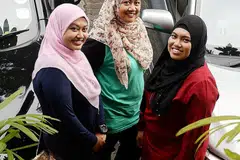 'REDAH' SUKA DUKA MEMANDU: (Dari kiri) Cik Rushidah Yusoff, Cik Siti Nurashika Mohd Ali dan Cik Nurliyana Abdul Latiff selesa dengan tugas sebagai pemandu Uber mahupun Grab kerana warna-warni penumpang serta kerencaman destinasi yang dikunjungi saban hari. - Foto JOHARI RAHMAT