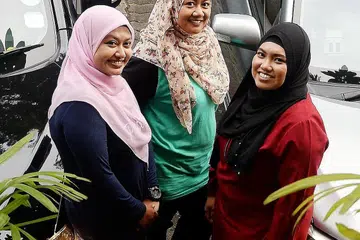 'REDAH' SUKA DUKA MEMANDU: (Dari kiri) Cik Rushidah Yusoff, Cik Siti Nurashika Mohd Ali dan Cik Nurliyana Abdul Latiff selesa dengan tugas sebagai pemandu Uber mahupun Grab kerana warna-warni penumpang serta kerencaman destinasi yang dikunjungi saban hari. - Foto JOHARI RAHMAT