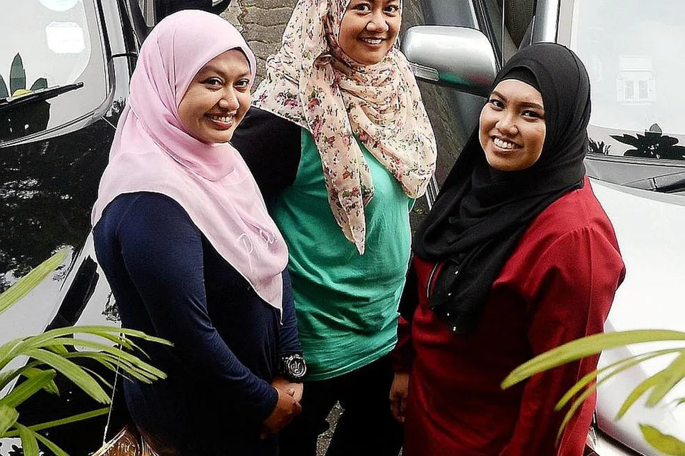 'REDAH' SUKA DUKA MEMANDU: (Dari kiri) Cik Rushidah Yusoff, Cik Siti Nurashika Mohd Ali dan Cik Nurliyana Abdul Latiff selesa dengan tugas sebagai pemandu Uber mahupun Grab kerana warna-warni penumpang serta kerencaman destinasi yang dikunjungi saban hari. - Foto JOHARI RAHMAT