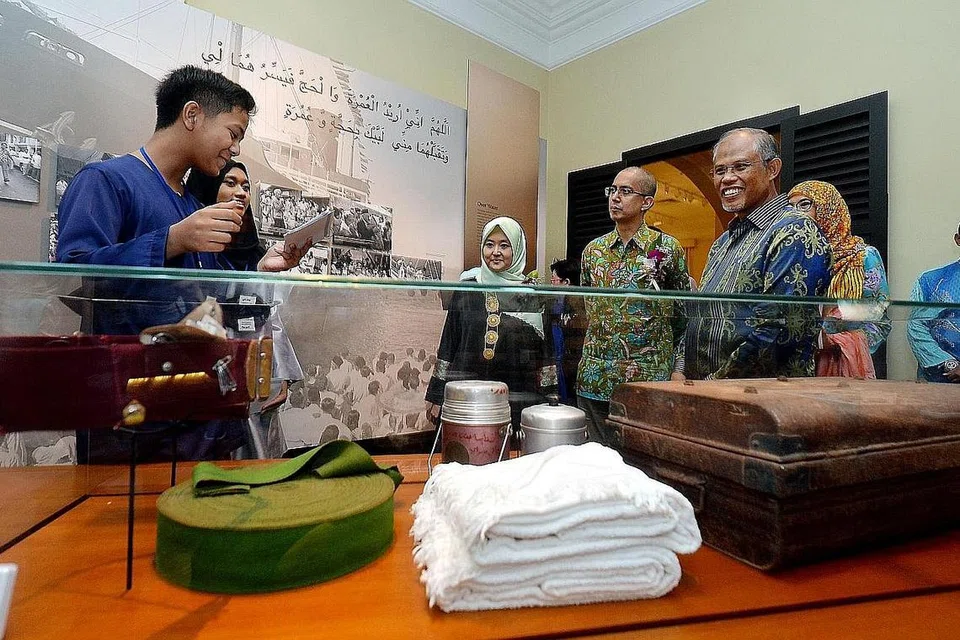 MENDUKUNG BAHASA, MENJUNJUNG BUDAYA: (dari kanan) Encik Masagos Zulkifli Masagos Mohamad, bersama-sama Setiausaha Parlimen Kanan (Pendidikan merangkap Pembangunan Sosial dan Keluarga), Profesor Madya Muhammad Faishal Ibrahim, dan Pengerusi Jawatankuasa Bulan Bahasa, Cik Rahayu Mahzam, mendengar penerangan dari petugas semasa pelancaran Bulan Bahasa yang lalu. - Foto fail