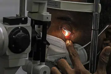 BUAT PEMERIKSAAN: Seorang doktor memeriksa pesakit kulat hitam di Hospital Navi Mumbai di Navi Mumbai, India. - Foto EPA-EFE