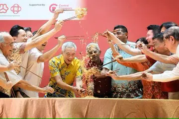 Perdana Menteri  Lee Hsien Loong (lima dari kiri) melambung yusheng bersama beberapa menteri dan tetamu lain di majlis sambutan Tahun Baru Cina di Kelab Masyarakat Teck Ghee pada 17 Februari.
