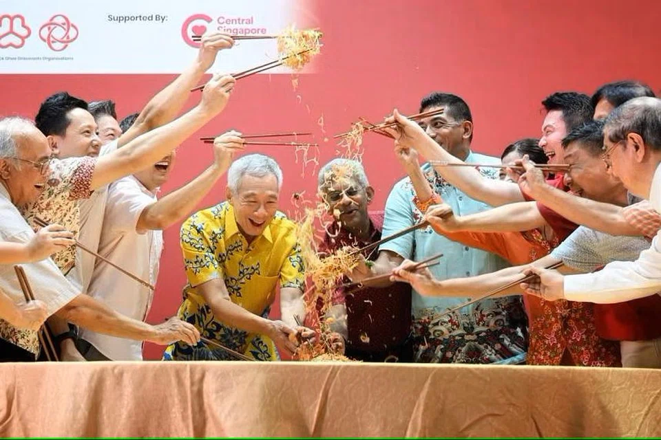 Perdana Menteri  Lee Hsien Loong (lima dari kiri) melambung yusheng bersama beberapa menteri dan tetamu lain di majlis sambutan Tahun Baru Cina di Kelab Masyarakat Teck Ghee pada 17 Februari.