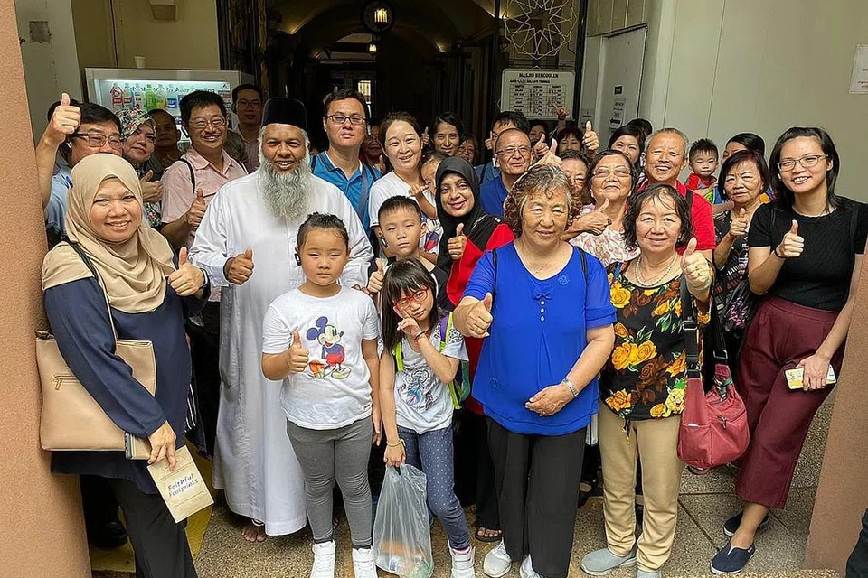 JEJAK WARISAN: Masjid Bencoolen merupakan salah satu tempat yang dipilih untuk dikunjungi dalam program jejak warisan, Faithful Footprints Temasek Foundation. Encik Mohamed Rafeeq (jubah putih) kelihatan bersama peserta berbilang bangsa dan agama yang menyertai program jejak warisan itu 16 November lalu. - Foto MASJID BENCOOLEN