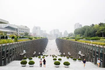 THE CAMPUS VALLEY: Laluan seni bina unik di pintu masuk Universiti Perempuan Ewha ini merupakan lokasi ambil foto yang popular. 