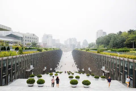 THE CAMPUS VALLEY: Laluan seni bina unik di pintu masuk Universiti Perempuan Ewha ini merupakan lokasi ambil foto yang popular. 