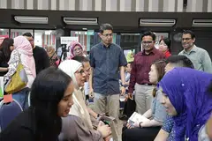 BANTU PEKERJA: (Dari kiri) Timbalan Ketua Pegawai Eksekutif Mendaki, Cik Zulaiha Yusuf; Dr Muhammad Faishal; dan Encik Faiz Selamat menyaksikan sesi 'dating kerjaya' dengan setiap pusingan mengambil masa sesingkat dua minit sebelum peserta beralih kepada yang lain di Kelab Masyarakat Nee Soon East semalam. - Foto BM oleh IQBAL FAIZAL