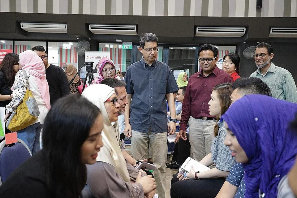 BANTU PEKERJA: (Dari kiri) Timbalan Ketua Pegawai Eksekutif Mendaki, Cik Zulaiha Yusuf; Dr Muhammad Faishal; dan Encik Faiz Selamat menyaksikan sesi 'dating kerjaya' dengan setiap pusingan mengambil masa sesingkat dua minit sebelum peserta beralih kepada yang lain di Kelab Masyarakat Nee Soon East semalam. - Foto BM oleh IQBAL FAIZAL