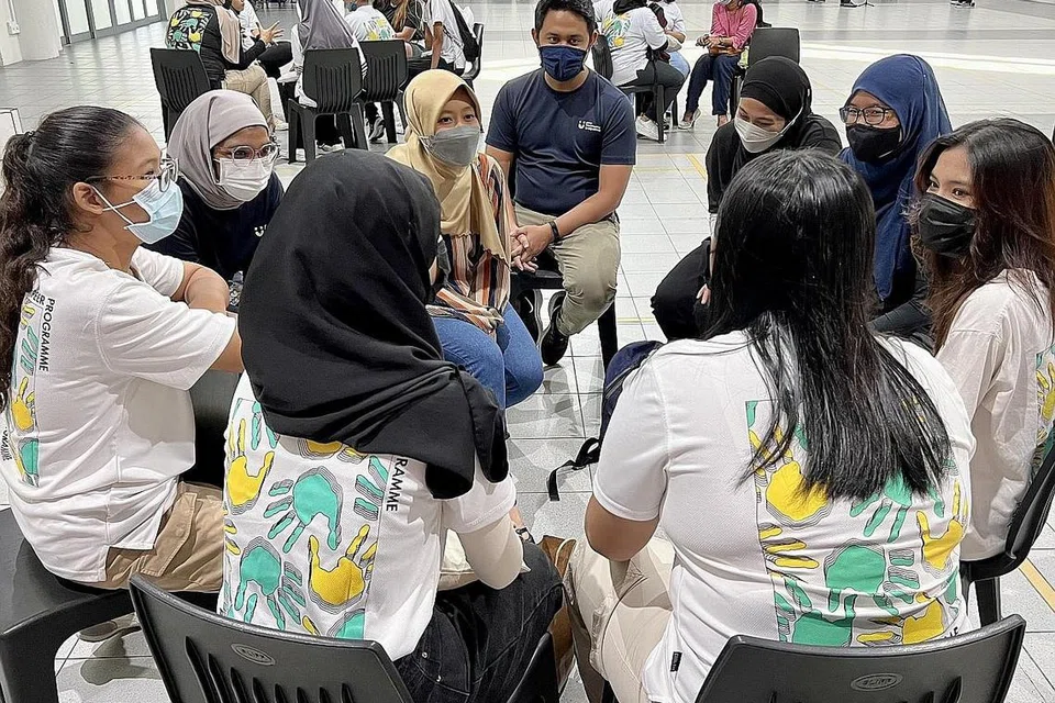 SEDIA BANTU MASYARAKAT: Relawan mentor dan mentee program Peer dalam acara penutupan di Tampines Sabtu lalu. - Foto YMC