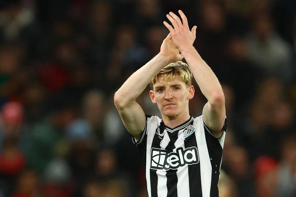 PEMAIN AZIMAT: Anthony Gordon menyerlah dalam jersi jalur hitam putih Newcastle musim ini.