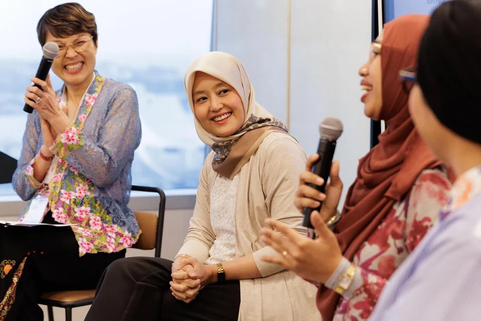 Menteri Negara (Penerangan dan Pembangunan Digital merangkap Kesihatan), Cik Rahayu Mahzam (tengah), semasa perbincangan panel di pelancaran program, ‘PPIS Women LeadHers’, di Menara Maybank di Battery Road, pada 16 Julai.