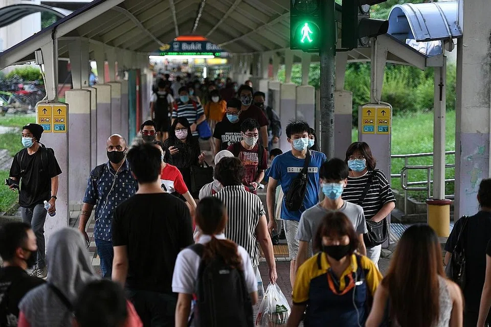 BERI SOKONGAN: NTUC kini bekerjasama dengan syarikat lain untuk memelihara pekerjaan dengan terlebih dahulu memilih langkah untuk memotong kos. - Foto BH oleh SHINTARO TAY