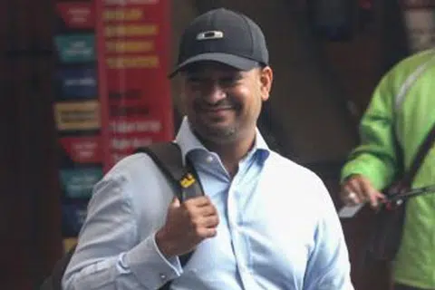 CUBA SEMBUNYI IDENTITI: Semasa hadir di pejabat Suruhanjaya Pencegahan Rasuah Malaysia (SPRM) semalam, bekas presiden merangkap ketua pegawai eksekutif 1Malaysia Development Berhad (1MDB), Encik Arul Kanda Kandasamy, mengenakan topi dan masuk dari pintu belakang. - Foto THE STAR ONLINE