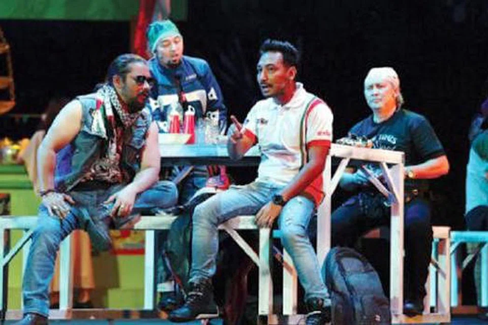 GELAGAT LUCU BIKER: Teater Bikers Kental memaparkan kisah tentang golongan penunggang motosikal berkuasa tinggi yang dijayakan oleh barisan pelakon seperti Awie (Wings) dan Zizan Razak. - Foto HARIAN METRO