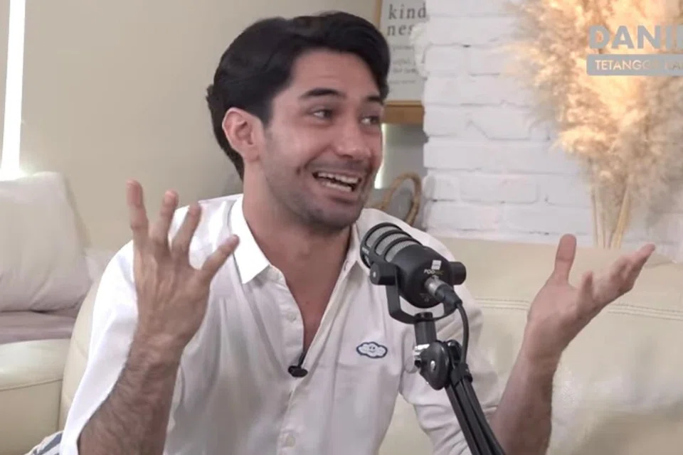 JADI MUALAF: Reza Rahadian berkata ini keputusannya memeluk Islam disambut baik oleh ibu walaupun beliau penganut tegar Kristian. - Foto DANIEL MANANTA/YOUTUBE