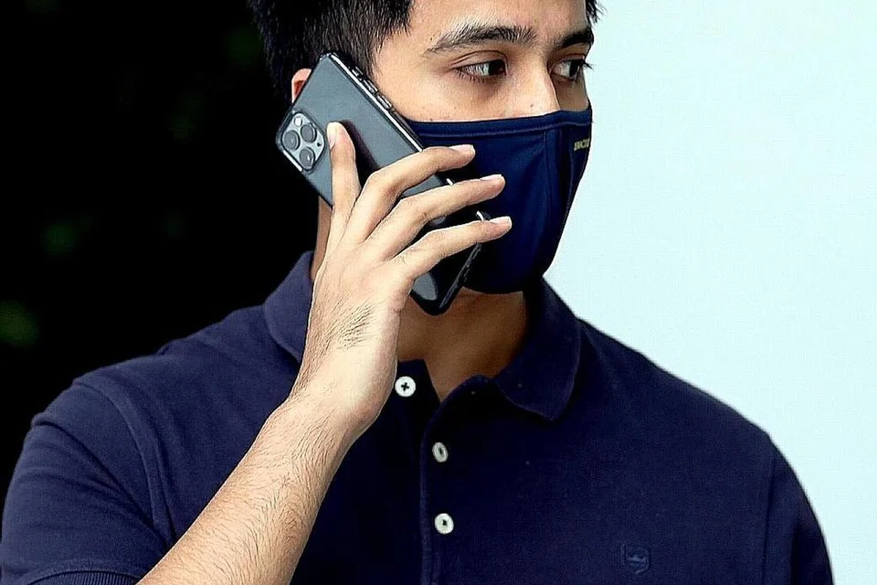 DIHUKUM PENJARA: Mohamad Aliff Aziz dijatuhi hukuman penjara dua minggu dan denda $500 atas kesalahan mencuri dan melakukan perbuatan tidak senonoh di tempat awam. - Foto BH oleh WONG KWAI CHOW