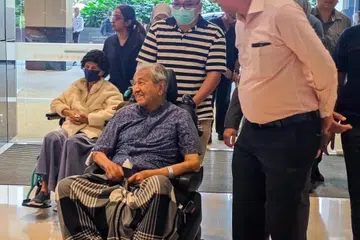 Mantan Perdana Menteri Malaysia, Tun Dr Mahathir Mohamad (berkerusi roda), kelihatan ceria ketika keluar sebentar daripada Institut Jantung Negara (IJN), Kuala Lumpur, untuk ke sebuah pusat beli belah bagi menikmati minuman coklat ais pada 27 Januari lalu. 