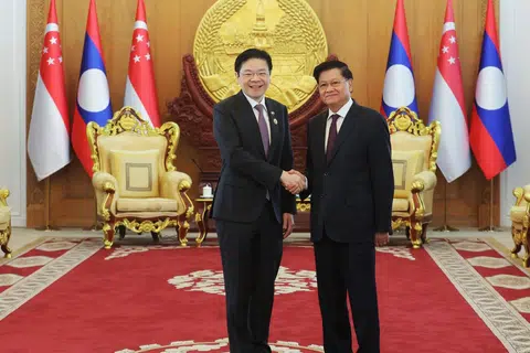 Perdana Menteri, Encik Lawrence Wong (kanan), bersama Presiden Laos, Encik Thongloun Sisoulith, semasa lawatannya ke negara tersebut pada 12 Oktober.