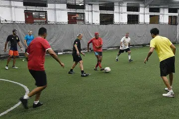 BERSUKAN BERAMAI-RAMAI: Sejak kelmarin, sukan berpasukan untuk sehingga 30 individu yang sudah divaksin sepenuhnya dibenarkan di kemudahan sukan yang diselia atau diselia pengendali seperti ActiveSG, dan juga kemudahan privet yang diluluskan. - Foto fail