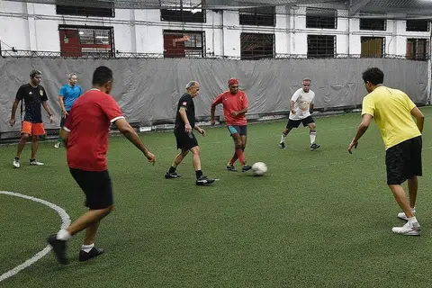 BERSUKAN BERAMAI-RAMAI: Sejak kelmarin, sukan berpasukan untuk sehingga 30 individu yang sudah divaksin sepenuhnya dibenarkan di kemudahan sukan yang diselia atau diselia pengendali seperti ActiveSG, dan juga kemudahan privet yang diluluskan. - Foto fail