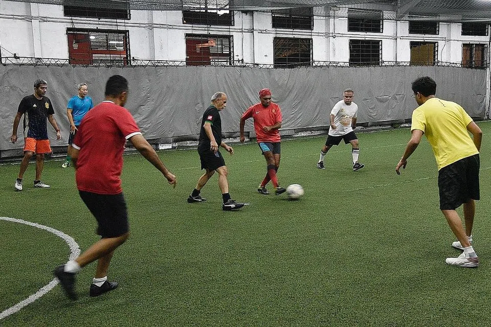 BERSUKAN BERAMAI-RAMAI: Sejak kelmarin, sukan berpasukan untuk sehingga 30 individu yang sudah divaksin sepenuhnya dibenarkan di kemudahan sukan yang diselia atau diselia pengendali seperti ActiveSG, dan juga kemudahan privet yang diluluskan. - Foto fail