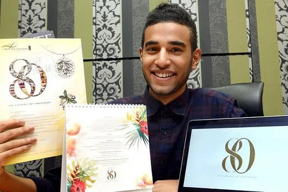 PENCETUS MOTIVASI: Menjuarai peraduan mencipta logo ulang tahun ke-80 kedai emas On Cheong Jewellery mendorong Encik Mohammad Farhan Haniff agar membangun portfolio rekaannya. - Foto TAUFIK A. KADER