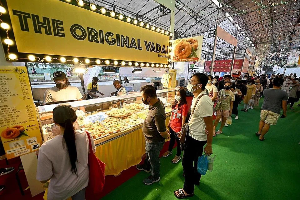 NAIK HARGA: Gerai The Original Vadai di bazar Ramadan Geylang Serai berdepan kenaikan harga pada bahan makanan seperti minyak masak dan tepung. - Foto BM oleh LIM YAOHUI