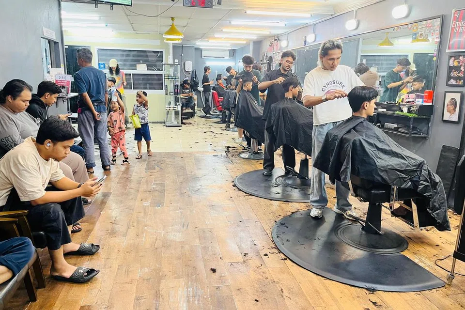 Kedai gunting rambut Gombak Barbers Turf (GBT) di Batu Caves, Selangor, melanjutkan waktu operasi hingga lewat malam untuk melayani jumlah pelanggan yang meningkat.