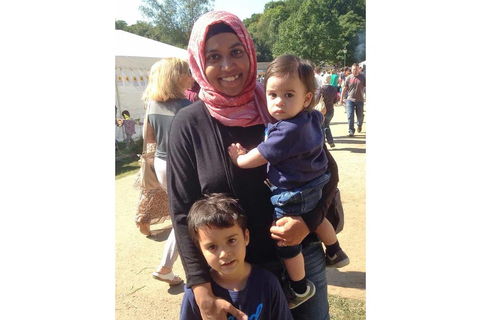 IBUKU ANGGOTA KEHORMAT DARJAH EMPAYAR BRITAIN: Cik Shereen Aziz-Williams bersama anaknya, Iesu, tujuh tahun, dan Selyf, tiga tahun. Cik Shereen mempunyai seorang anak tiri, Hafsa, 16 tahun (tiada dalam gambar). - Foto ihsan SHEREEN AZIZ-WILLIAMS