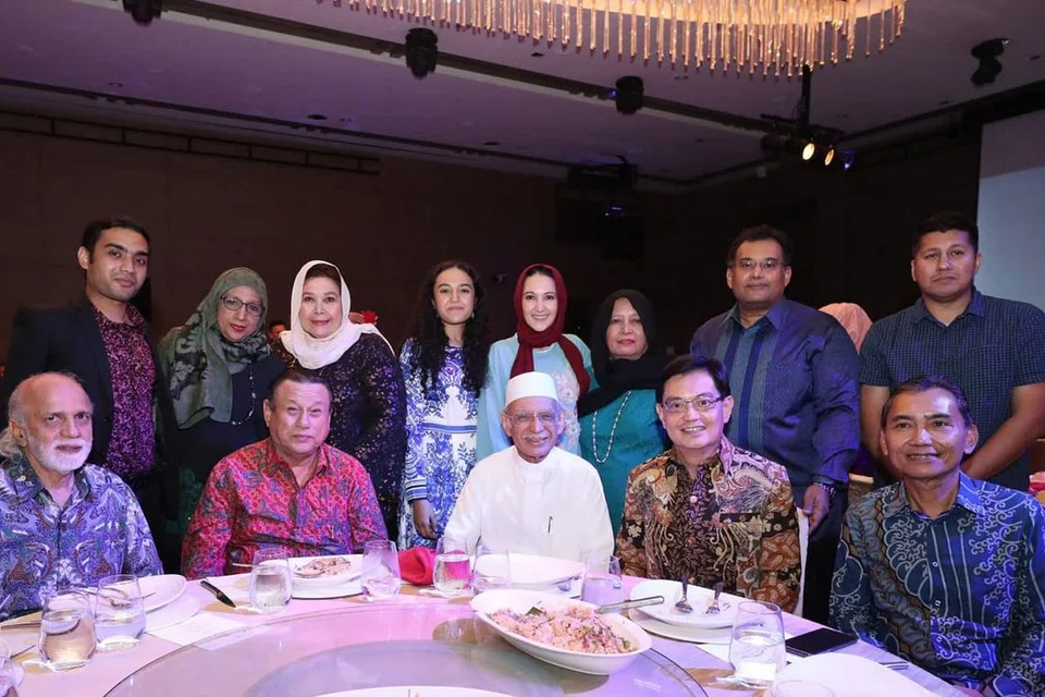 KELUARGA BESAR: Encik Heng Swee Keat (duduk, dua dari kanan), Imam Habib Hassan (duduk tengah) serta Editor BH, Encik Saat Abdul Rahman (duduk kanan) bersama-sama anggota keluarga Habib Hassan. - Foto FACEBOOK DPM HENG SWEE KEAT