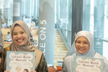 LESTARI WARISAN MELAYU: Penulis buku Lukisan Batik Nawrah, Nur’afifah Mohd Hussain (kanan), bersama pelukisnya, Shakina Razale. Bukunya bertujuan mendedahkan kanak-kanak kepada warisan budaya Melayu.