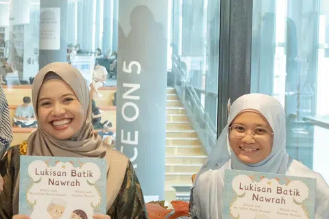 LESTARI WARISAN MELAYU: Penulis buku Lukisan Batik Nawrah, Nur’afifah Mohd Hussain (kanan), bersama pelukisnya, Shakina Razale. Bukunya bertujuan mendedahkan kanak-kanak kepada warisan budaya Melayu.