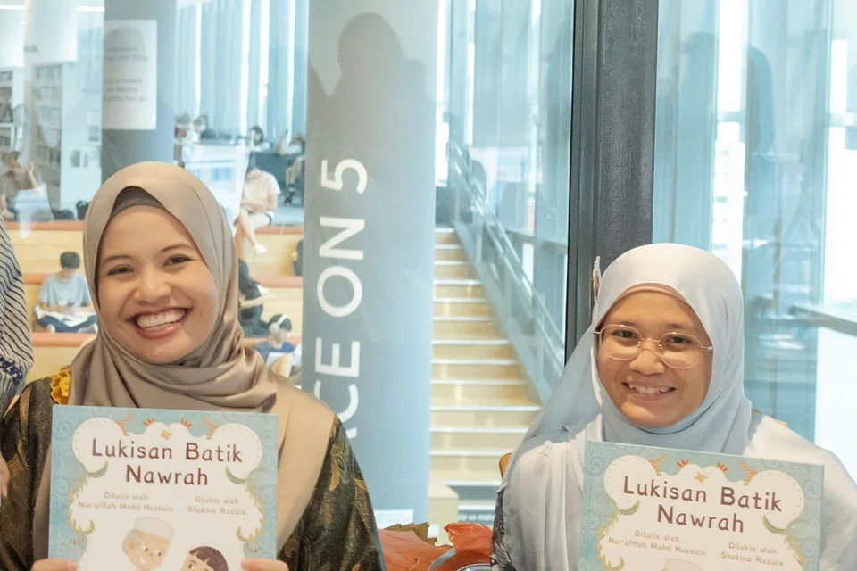 LESTARI WARISAN MELAYU: Penulis buku Lukisan Batik Nawrah, Nur’afifah Mohd Hussain (kanan), bersama pelukisnya, Shakina Razale. Bukunya bertujuan mendedahkan kanak-kanak kepada warisan budaya Melayu.