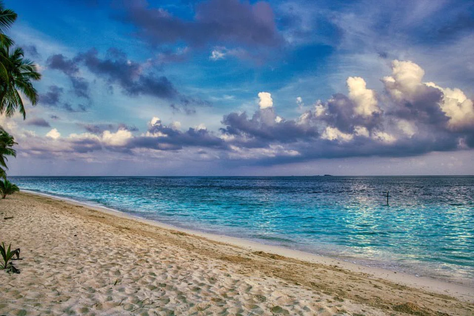 TEMPAT CARI ILHAM: Pantai di Maldives dengan awan yang berarak boleh menjadi cetusan inspirasi untuk berkarya.
