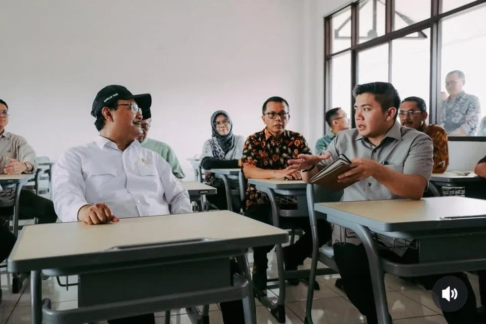 Setiausaha Kabinet, Encik Teddy Indra Wijaya (kanan), berbincang dengan Menteri Sosial, Encik Saifullah Yusuf, semasa melawat tapak bagi penubuhan Sekolah Rakyat pada 8 Mac di Bekasi, Jawa Barat, Indonesia.