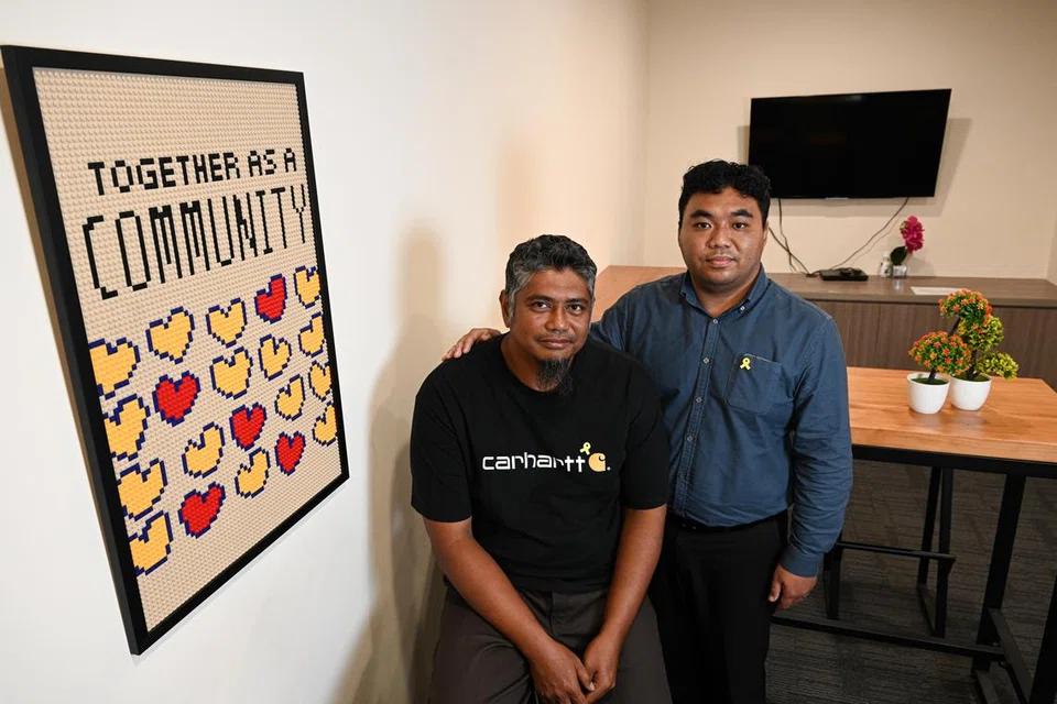 Dalam persekitaran yang menyokong pembangunan bekas banduan setelah mereka dibebaskan, Encik Muhammad Ridhuan Abdul Gaffor (paling kiri) diberi peluang untuk bekerja di syarikat 800 Super Waste Management sebagai Penyelia Pakar Pembersihan Muka Bangunan. Bersamanya ialah Pengurus Operasi syarikat itu, Encik Muhammad Sharizam Hairulnizam.