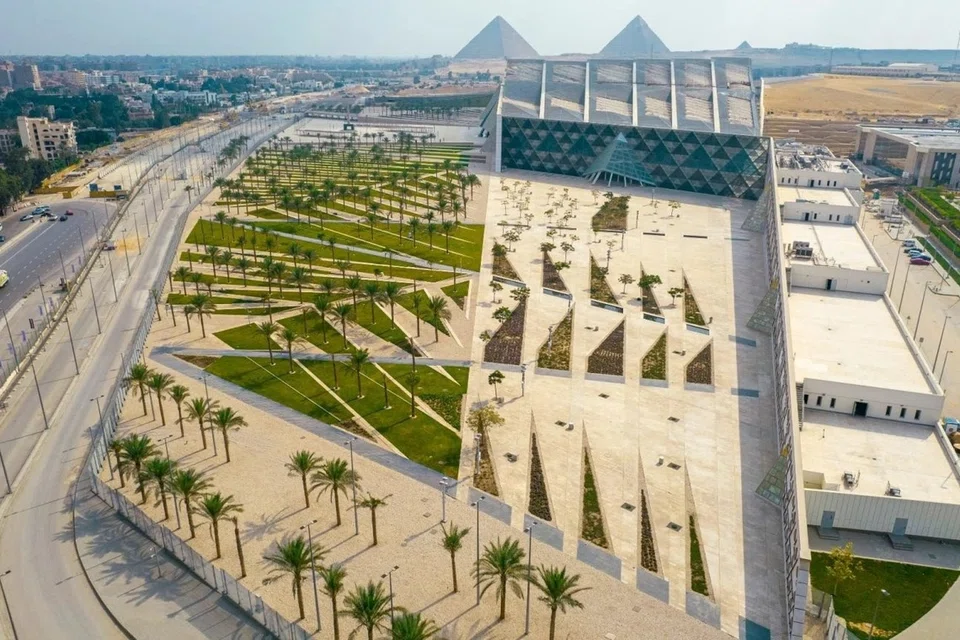Pemandangan di luar Muzium Agung Mesir (GEM) di Giza, mercu tanda baru yang menempatkan lebih 100,000 artifak purba termasuk patung megah Firaun Ramses II dan koleksi penuh khazanah Tutankhamun.