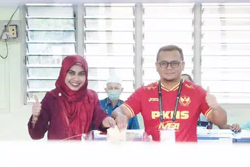 SELESAI TUNAI TANGGUNGJAWAB: Calon Pakatan Harapan bagi kerusi Dewan Undangan Negeri (DUN) Sungai Tua, Datuk Seri Amirudin Shari, bersama isteri, Datin Seri Masdiana Muhamad, selesai membuang undi di pusat pengundian Sekolah Jenis Kebangsaan Cina Selayang Baru, Gombak, Selangor kira-kira 8.40 pagi.