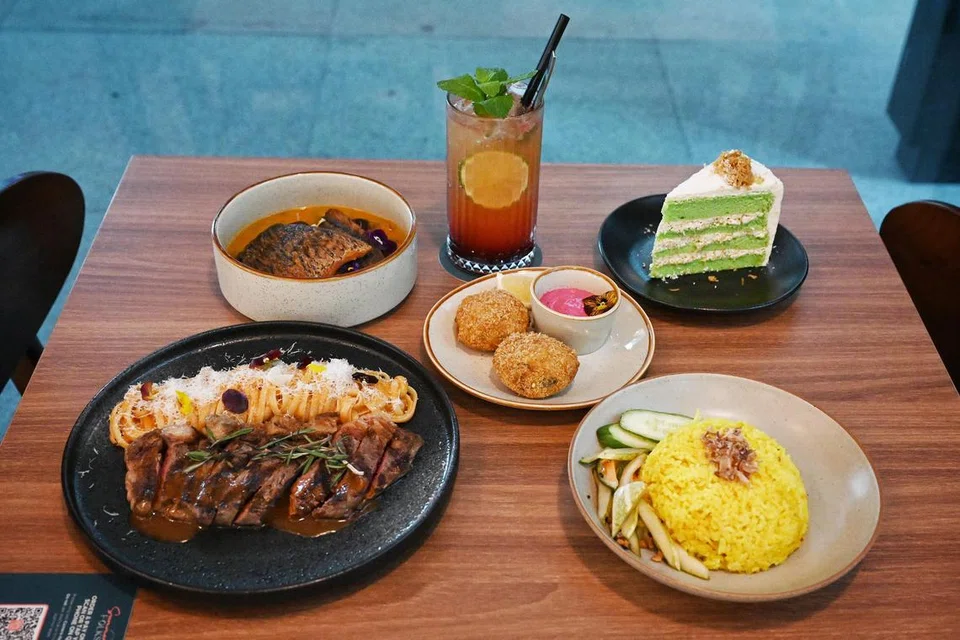 (Dari kiri) Hidangan Nyonya Assam Barramundi dengan Nasi Kuning, Orange Grenadine Soda, Kek Onde-Onde, Crab Cake  dan New York Strip Linguine. 