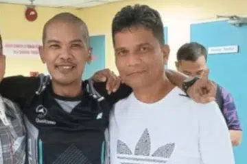 Mamat (tengah) bersama abangnya, Encik Mehmood Kamarudin (kanan), selepas selesai membayar denda atas kesalahan memiliki dadah di Kompleks Mahkamah Johor Bahru, pada 8 Julai.