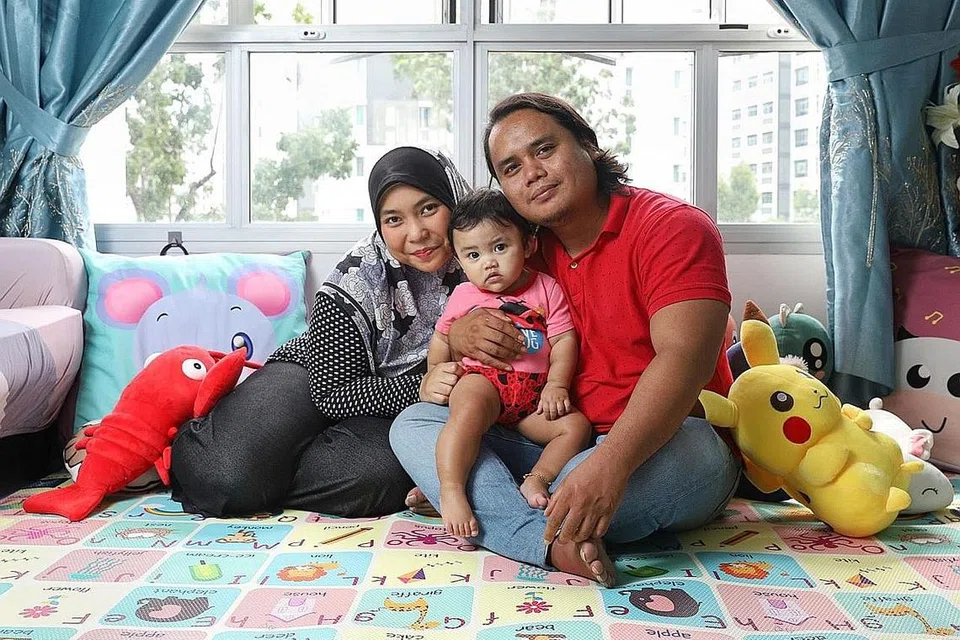 MAHUKAN PENDIDIKAN AWAL BERMUTU: Cik Suhaina Mohd Zaini dan Encik Mohd Ismani Helmi Abdul Rahman merancang mendapatkan pendidikan awal bermutu di tajaka yang disokong pemerintah bagi anak perempuan mereka, Nur Aaira. - Foto BH oleh MARCELLIN LOPEZ