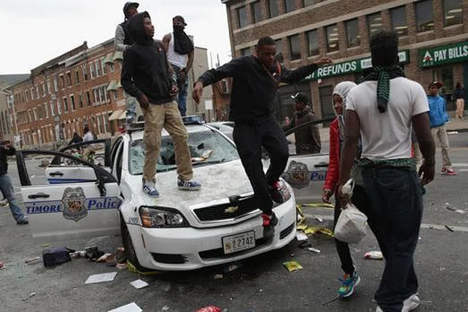 TUNJUK PERASAAN BERUBAH GANAS: Penduduk Baltimore merusuh berikutan kematian warga kulit hitam ketika dalam tahanan polis. - Foto AFP