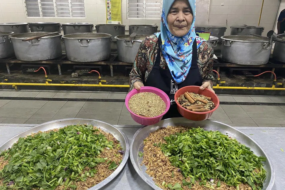 Ketua tukang masak bubur lambuk di Masjid Jamek Kampung Baru, Cik Norhisham Amiruddin, 65 tahun, menunjukkan antara bahan dan rempah ratus yang digunakan dalam masakan bubur istimewa tradisi sejak lebih 100 tahun lalu.