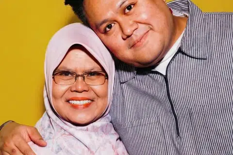 Pengasas Kulon dan Ono Ramen, Encik Haris Ahmad bersamanya ibunya Cik Wati Abdul Khamid.