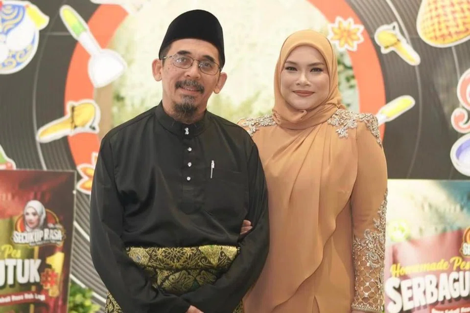 Penyanyi terkenal Malaysia, Datuk Nora Ariffin (kanan), berkata beliau tidak menyalahkan bekas suaminya, Dr Rushdi Ramli (kiri), atas perceraian yang terjadi. 