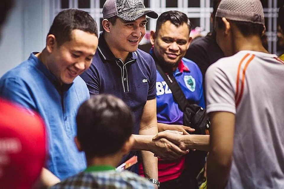 SENANG BERKONGSI: Aaron (dua dari kiri) senangi peluang berinteraksi dan memberi motivasi buat penghuni Rumah Kebajikan Muhammadiyah menerusi kempen Biro Narkotik Pusat, 'Dadah Itu Haram'. Di kanannya adalah Setiausaha Parlimen Kanan (Ehwal Dalam Negeri merangkap Kesihatan), Encik Amrin Amin, yang mengusahakan lawatan tersebut. - Foto FACEBOOK AMRIN AMIN