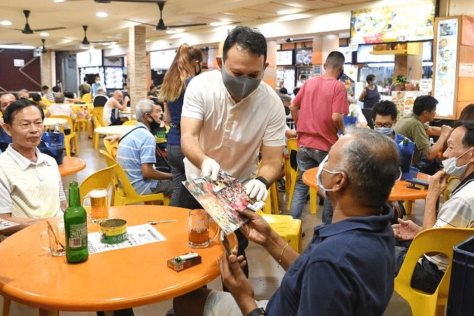 KONGSI PERANCANGAN: Dalam satu lawatan mendekati penduduk di Blok 131 Marsiling Rise pada hari Jumaat (26 Jun), Encik Zaqy Mohamad mengongsi tentang rancangan lima tahun bagi memperbaharui kawasan Marsiling. - Foto BH oleh KHALID BABA