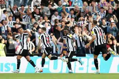 NASIB BERBEZA: Newcastle buktikan mampu bersaing (atas) dan nyaris mengejutkan juara bertahan Manchester City, sementara Wolves terkial-kial dan kian terganggu dengan berita Arteta sedang memikat bintang mereka Pedro Neto (kanan) berpindah ke Arsenal. - Foto REUTERS