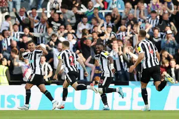 NASIB BERBEZA: Newcastle buktikan mampu bersaing (atas) dan nyaris mengejutkan juara bertahan Manchester City, sementara Wolves terkial-kial dan kian terganggu dengan berita Arteta sedang memikat bintang mereka Pedro Neto (kanan) berpindah ke Arsenal. - Foto REUTERS