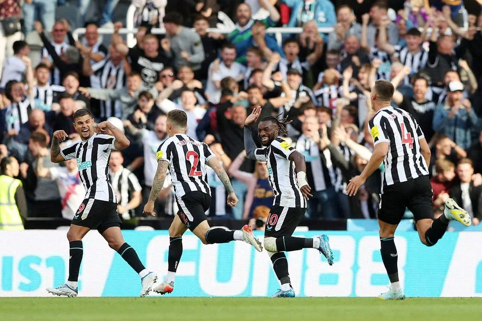 NASIB BERBEZA: Newcastle buktikan mampu bersaing (atas) dan nyaris mengejutkan juara bertahan Manchester City, sementara Wolves terkial-kial dan kian terganggu dengan berita Arteta sedang memikat bintang mereka Pedro Neto (kanan) berpindah ke Arsenal. - Foto REUTERS